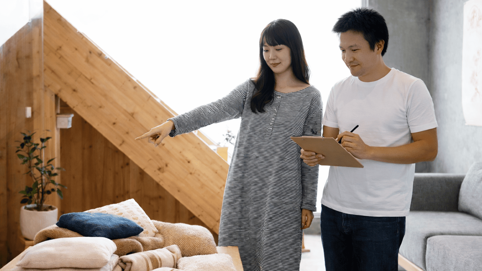 postwoman-working-office-Feb-05-2026-09-11-10-0291-AM